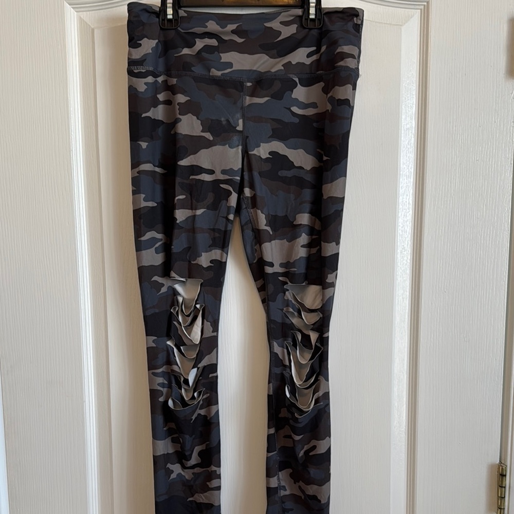 Camo Print Distressed Leggings Size Large